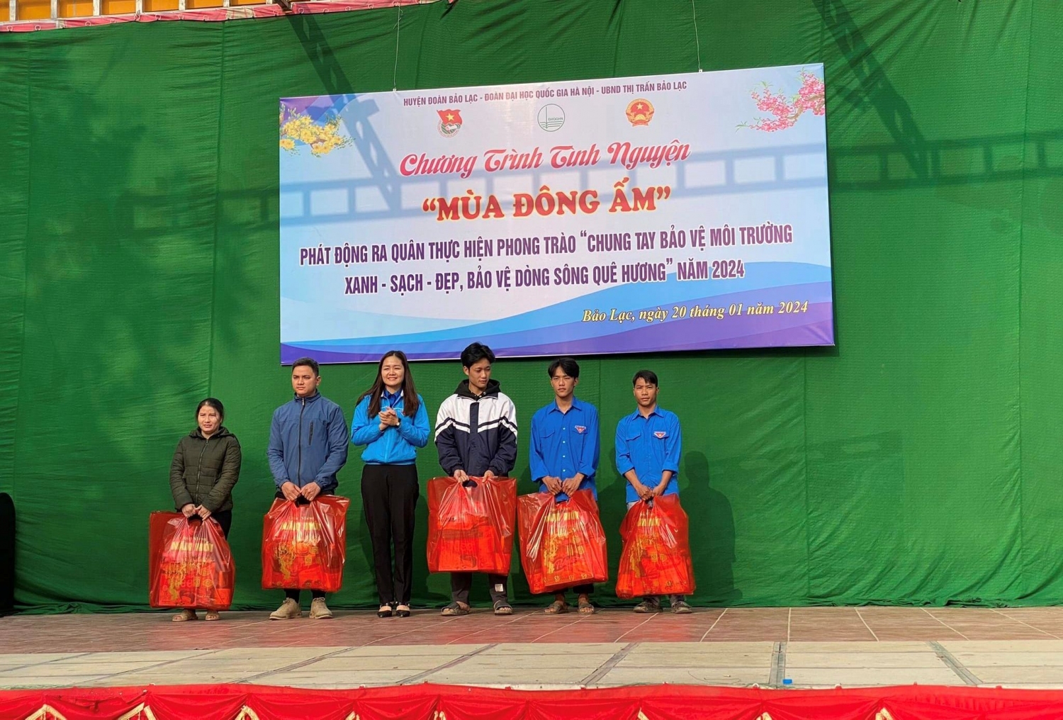 Huyện Đoàn Bảo Lạc trao tặng quà tết cho 05 đoàn viên có hoàn cảnh khó khăn