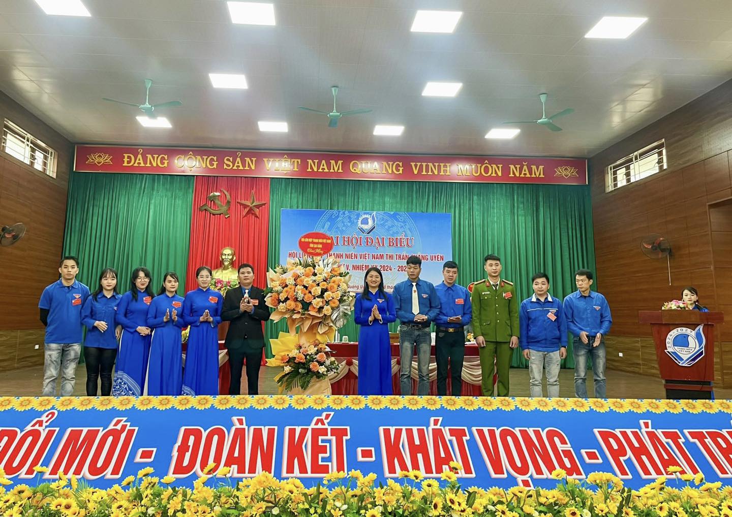 Hội LHTN Việt Nam tỉnh Cao Bằng tặng hoa chúc mừng.