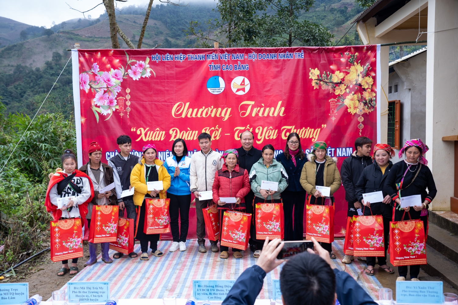 Hội LHTN Việt Nam tỉnh Cao Bằng phối hợp với Hội Doanh nhân trẻ tỉnh Cao Bằng tổ chức Chương trình Xuân đoàn kết Tết yêu thương.