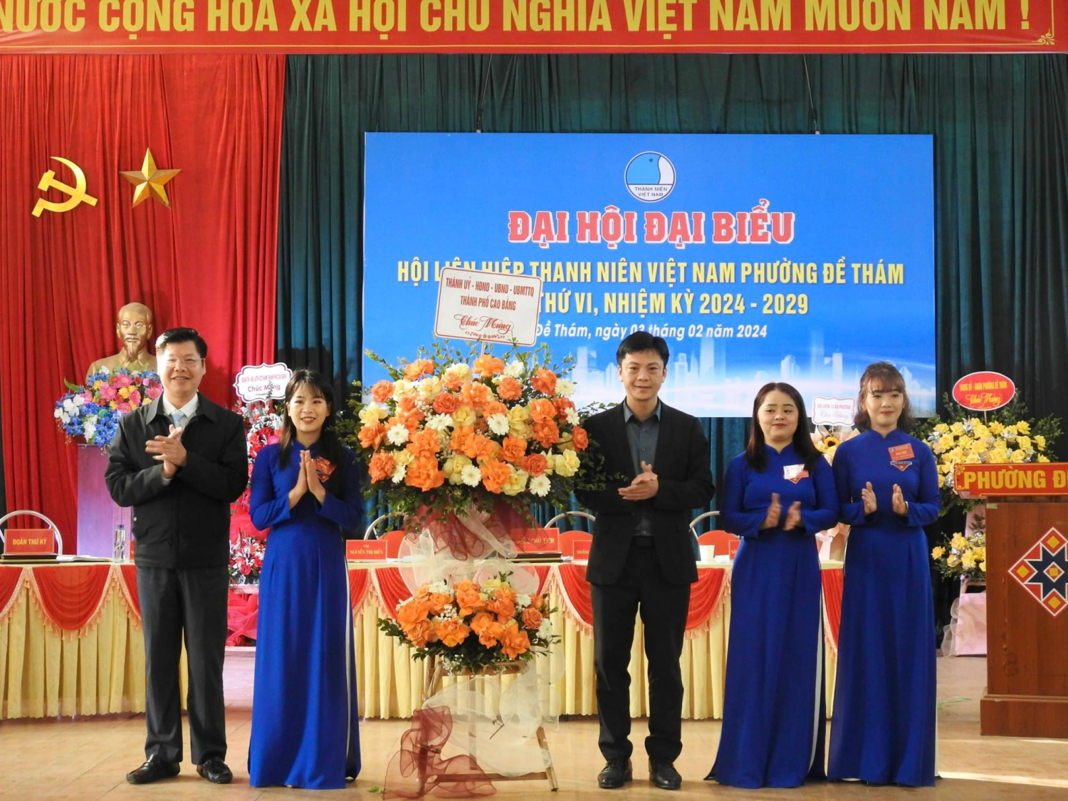 Thành ủy - HĐND - UBND - Uỷ ban MTTQ thành phố Cao Bằng tặng hoa chúc mừng Đại hội.