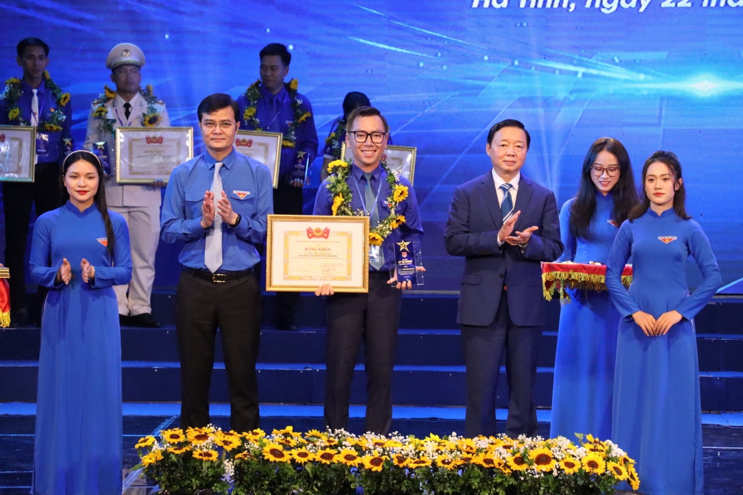 Ủy viên Trung ương Đảng, Phó Thủ tướng Chính phủ Trần Hồng Hà và Ủy viên dự khuyết Trung ương Đảng, Bí thư thứ nhất Trung ương Đoàn Bùi Quang Huy trao giải thưởng Lý Tự Trọng 2024 cho cán bộ đoàn tiêu biểu