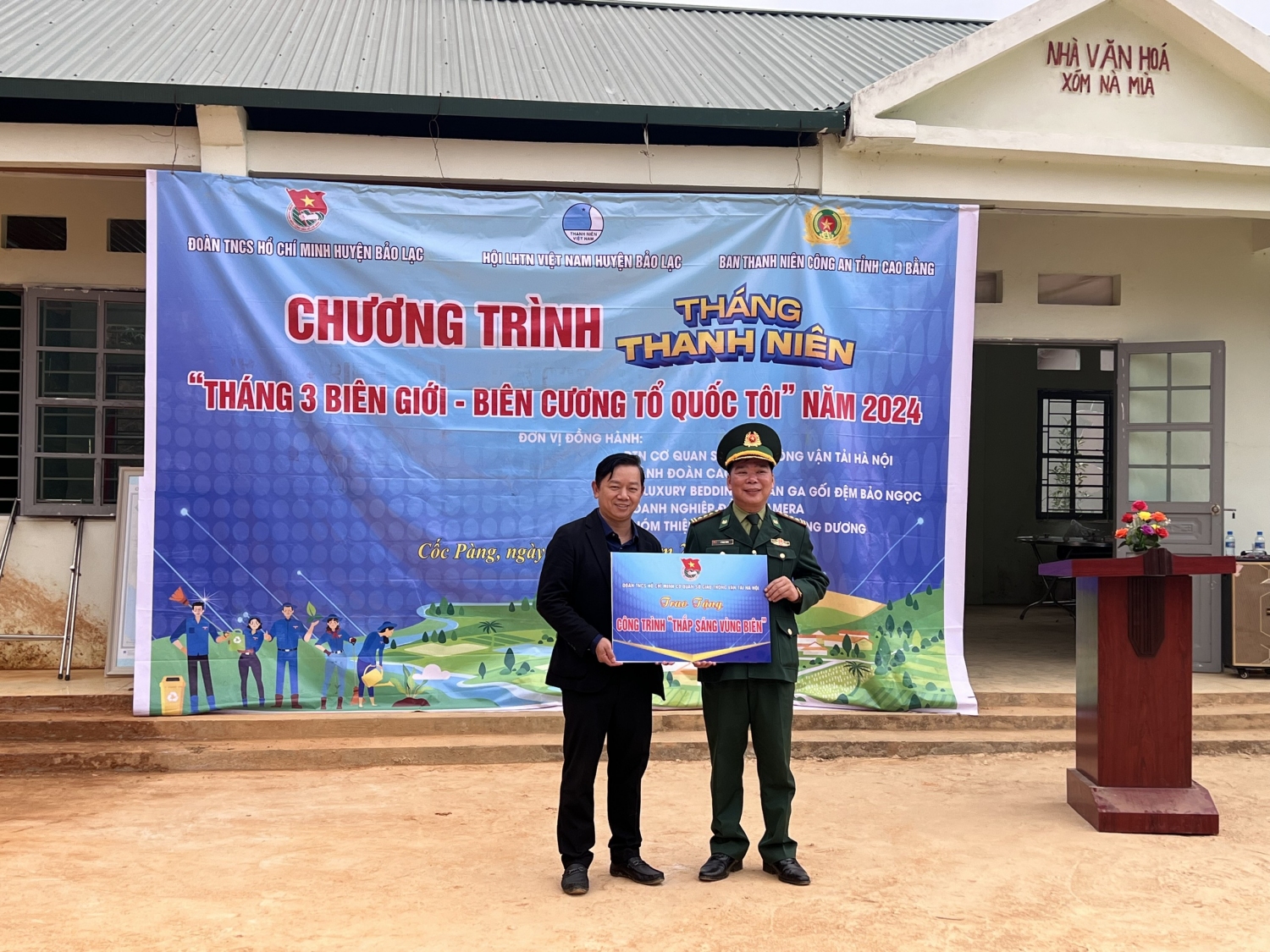 Đồng chí Lã Hoài Nam Bí thư Huyện Ủy Bảo Lạc trao biểu trưng công trình Thắp sáng vùng biên cho lãnh đạo chỉ huy Đồn biên phòng cốc Pàng