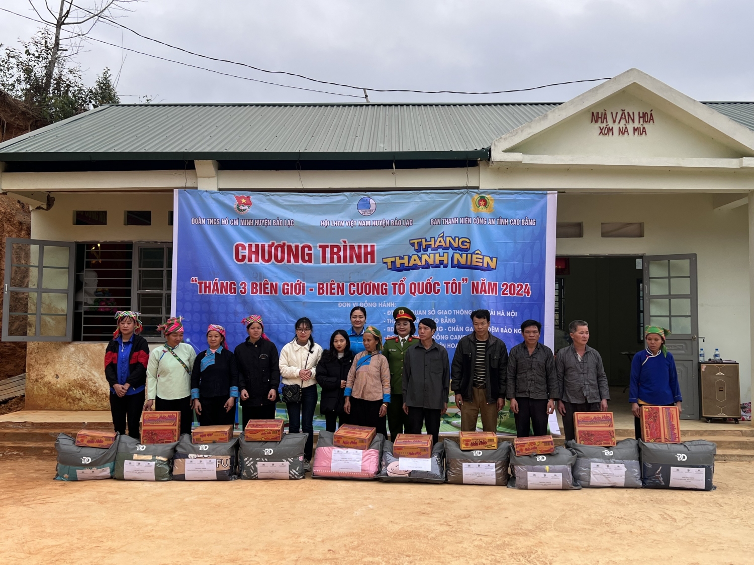 Huyện đoàn, Ban Thanh niên Công an tỉnh Cao Bằng, đại diện Luxury chăn ga gối đệm Bảo Ngọc trao tặng 20 chăn, 50 thùng mì tôm cho đại diện 10 hộ ND xóm Nà Mìa