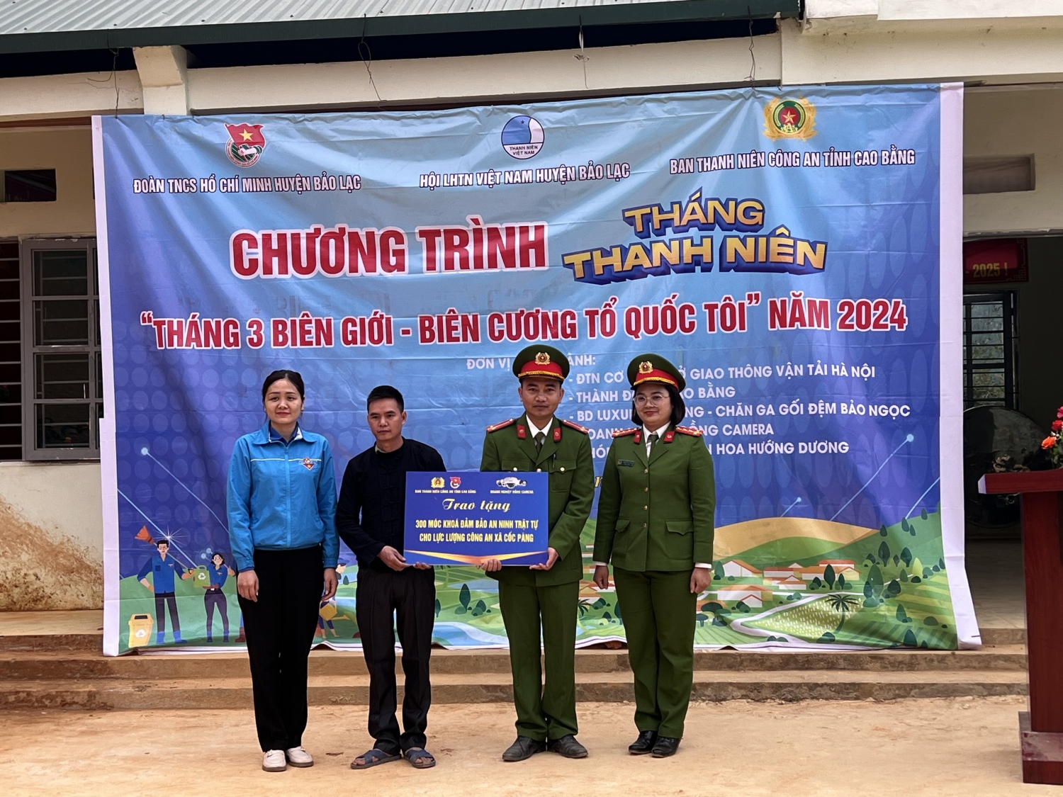 Huyện Đoàn và Ban thanh niên Công an tỉnh Cao Bằng trao biểu trưng tặng 300 móc khoá đảm bảo An ninh trật tự cho Công an xã Cốc Pàng và nhân dân xóm Nà Mìa