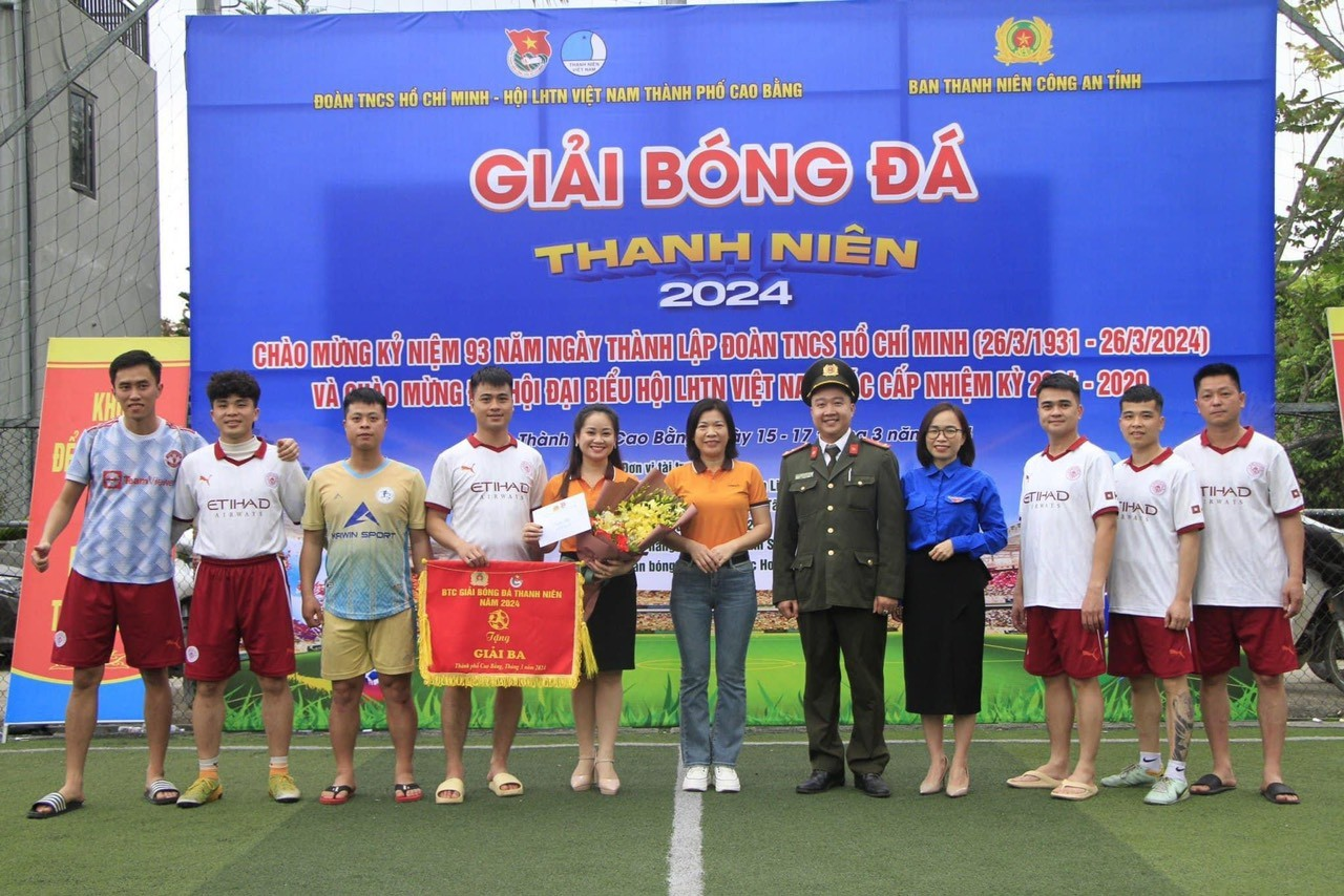 Ban Tổ chức trao giải cho các vận động viên