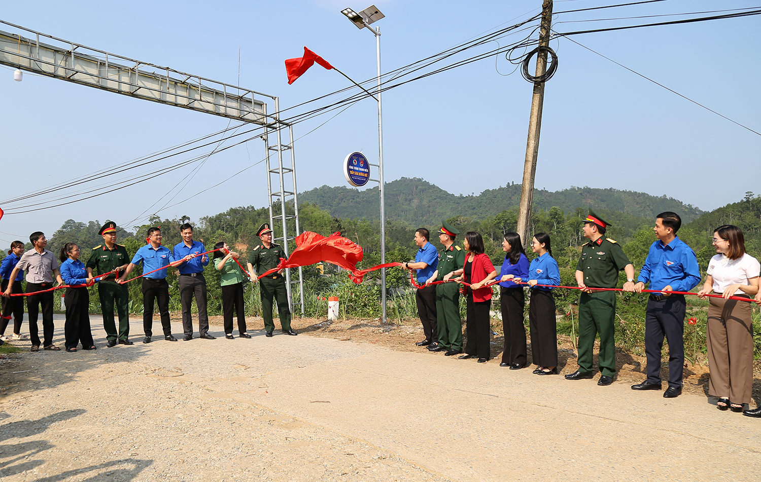 Các đại biểu kéo băng khánh thành công trình thanh niên Thắp sáng đường quê tại hai xã Tân Tú và Lục Bình, huyện Bạch Thông, tỉnh Bắc Kạn