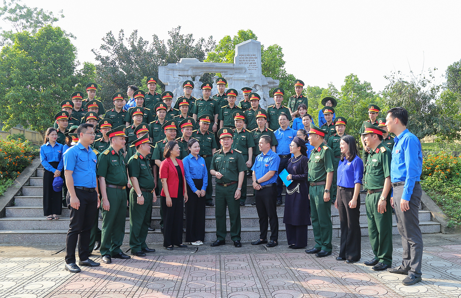 Các đại biểu tham quan, học tập truyền thống tại di tích lịch sử cách mạng thuộc xă Cẩm Giàng, huyện Bạch Thông, tỉnh Bắc Kạn