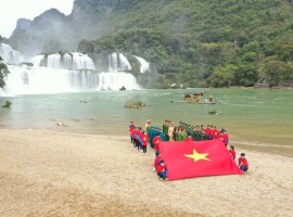 Tỉnh Đoàn - Hội LHTN Việt Nam tỉnh Cao Bằng thực hiện nghi lễ chào cờ hưởng ứng chương trình Tháng Ba biên giới