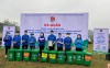 Đ/c Hoàng Hồng Diệu - Bí thư Tỉnh Đoàn trao tặng thùng đựng rác cho mô hình đội thanh niên tình nguyện thu gom rác thải trên địa bàn nông thôn