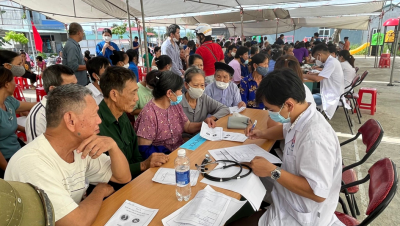 Tư vấn, khám bệnh, cấp phát thuốc miễn phí cho nhân dân xã Vĩnh Quang