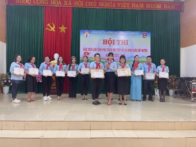 Lãnh đạo Huyện Đoàn trao giấy khen và phần thưởng cho 02 thí sinh đạt giải thí sinh xuất sắc nhất hội thi.