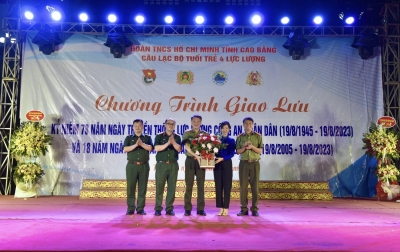 Ban Chủ nhiệm CLB Tuổi trẻ 4 lực lượng tặng hoa chúc mừng lãnh đạo Công an tỉnh.
