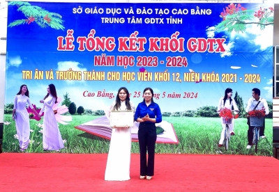 Đồng chí Nông Thị Nhung –  Phó Bí thư Tỉnh Đoàn Cao Bằng tặng Bằng khen cho vận động viên