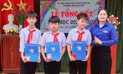 3 em học sinh đón nhận huy hiệu Tuổi trẻ dũng cảm của Trung ương Đoàn.