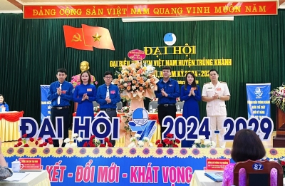 Hội LHTN Việt Nam tỉnh tặng hoa chúc mừng Đại hội.
