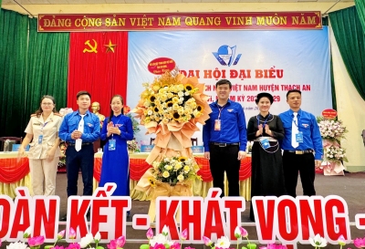 Tỉnh Đoàn - Hội LHTN Việt Nam tỉnh tặng hoa chúc mừng thành công Đại hội Hội LHTN Việt Nam huyện Thạch An lần thứ VI, nhiệm kỳ 2024 - 2029.