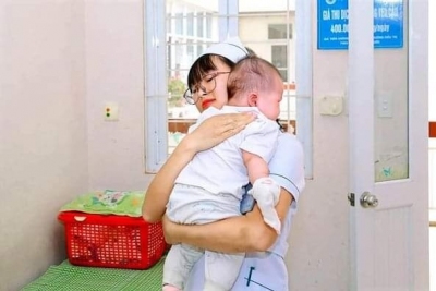 Nữ điều dưỡng Nguyễn Thị Thảo đã cấp cứu kịp thời một cháu bé trong tình trạng ngừng thở, ngừng tim.