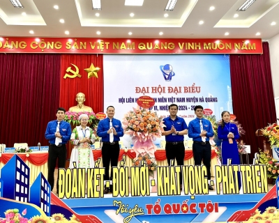 Hội LHTN Việt Nam tỉnh Cao Bằng tặng hoa chúc mừng Đại hội.