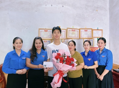 Tặng hoa chúc mừng  em Đinh Huy Hoàng hủ khoa khối A00 (Toán, Lý, Hóa) của tỉnh trong kỳ thi tốt nghiệp THPT năm 2024.