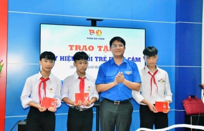 Trao tặng Huy hiệu "Tuổi trẻ dũng cảm" cho 3 đội viên cứu sống 2 em nhỏ đuối nước tại Hà Tĩnh