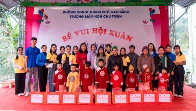 Chi đoàn và các đơn vị thiện nguyện tặng quà, chụp ảnh lưu niệm của Nhà trường  và các học sinh.