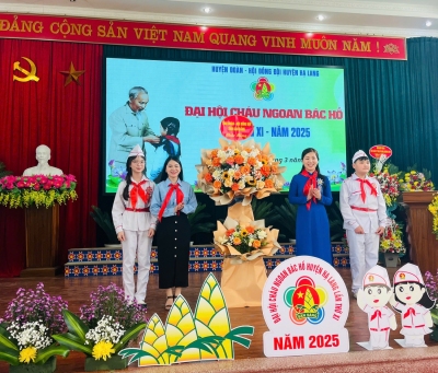 Đồng chí Nông Thị Nhung – Phó Bí thư Tỉnh Đoàn, Chủ tịch Hội đồng Đội tỉnh Cao Bằng tặng hoa chúc mừng Đại hội.