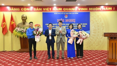 Đồng chí Bế Dũng - Tỉnh ủy viên, Phó Bí thư Đảng ủy các cơ quan Đảng và đồng chí Đào Nguyên Phong - Phó Bí thư Đảng uỷ UBND tỉnh tặng hoa chúc mừng