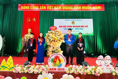 Đồng chí Hà Ngọc Huy - Phó Bí thư Thường trực Tỉnh Đoàn, Phó Chủ tịch Thường trực Hội LHTN Việt Nam tỉnh tặng hoa chúc mừng Đại hội.