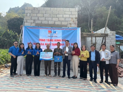 Ban Tổ chức trao tặng kinh phí hỗ trợ xoá nhà tạm, nhà dột nát cho hộ gia đình có hoàn cảnh khó khăn tại xóm Nà Thúm.