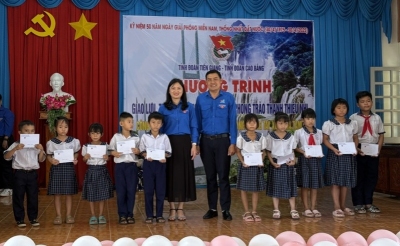 Ban tổ chức chương trình trao tặng 20 suất học bổng cho các em học sinh có hoàn cảnh khó khăn.