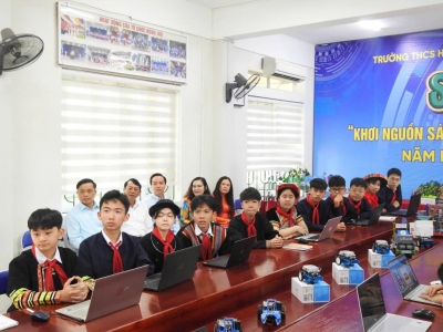 Các đại biểu và học sinh tại điểm cầu Trường THCS Hợp Giang, thành phố Cao Bằng, tỉnh Cao Bằng.