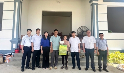 Tổ công tác đến thăm, tặng quà cho các hộ gia đình.