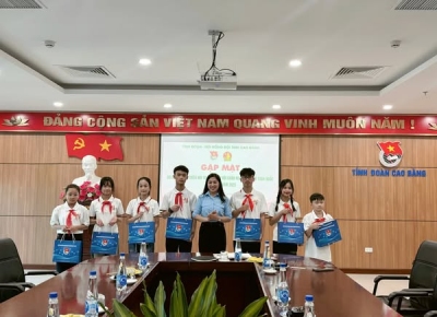 Tỉnh Đoàn - Hội đồng Đội tặng quà cho các đại biểu thiếu nhi tham dự Đại hội Cháu ngoan Bác Hồ toàn quốc lần thứ X – năm 2025