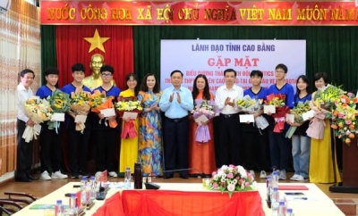Lãnh đạo tỉnh tặng hoa và quà chúc mừng 3 Đội tuyển Robotics 11 Trường THPT Chuyên.