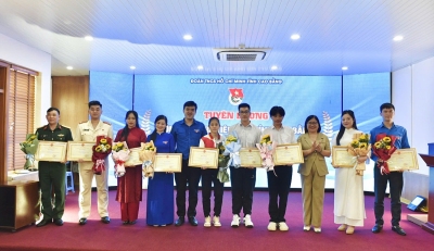 Thừa uỷ quyền của Chủ tịch UBND tỉnh, Ban Thường vụ Tỉnh Đoàn trao tặng Bằng khen cho 10 công dân trẻ tiêu biểu năm 2024