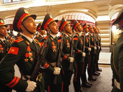 Hà Nhật Minh đứng đầu hàng trong đội hình duyệt binh.
