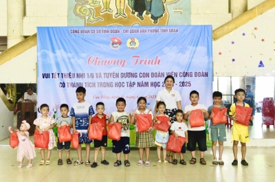 Ban Tổ chức trao quà và biểu dương các em nhỏ là con cán bộ, công chức, viên chức, người lao động cơ quan Tỉnh Đoàn có thành tích học tập xuất sắc.