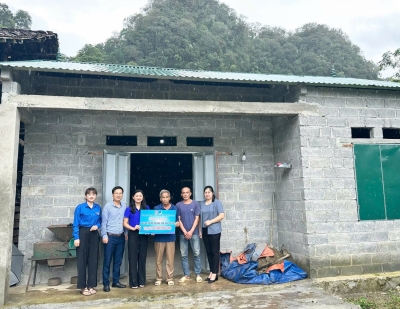 Đoàn TNCS Hồ Chí Minh - Hội LHTN Việt Nam tỉnh trao tặng kinh phí xoá nhà tạm, nhà dột nát cho hộ gia đình.