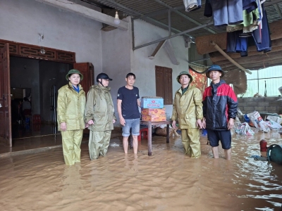 Đoàn Thanh niên xã Phục Hoà hỗ trợ nhu yếu phẩm cho bà con.