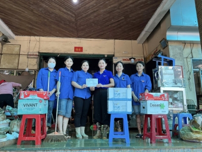 Đồng chí Triệu Thanh Dung - Tỉnh uỷ viên, Bí thư Tỉnh Đoàn, Phó Chủ tịch MTTQ Việt Nam tỉnh đã đến thăm hỏi, động viên và tặng quà cho đội hình tình nguyện tại Chợ trung tâm.