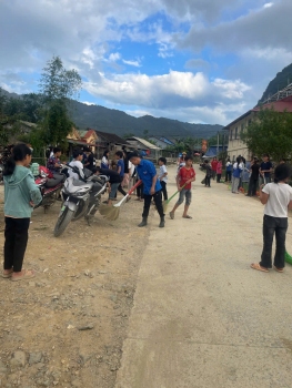 Ra quân dọn vệ sinh môi trường tại Khu dân cư xóm Khuổi Linh, xã Kim Đồng.