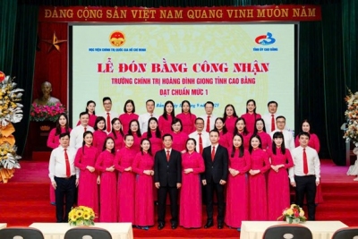 Đội ngũ giảng viên trẻ Trường Chính trị Hoàng Đình Giong hân hoan trong ngày hội lớn đón Trường Chính trị Hoàng Đình Giong đạt chuẩn mức 1.