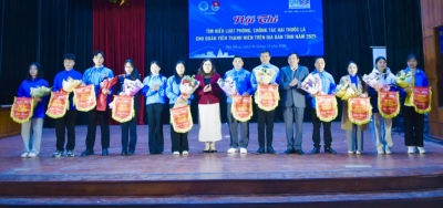 BTC tặng cờ lưu niệm cho các đội thi.