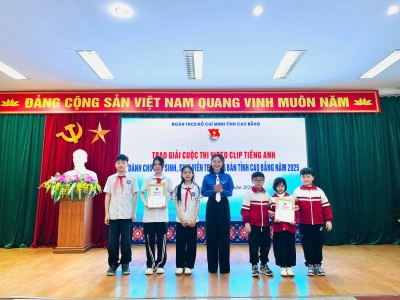 Nhóm tác giả đạt Giải Nhất Cuộc thi video clip tiếng Anh dành cho học sinh, sinh viên trên địa bàn tỉnh Cao Bằng.