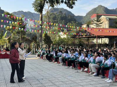 Học sinh tập huấn nội dung kiến thức về an toàn mạng.