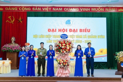 Đồng chí Nông Thị Nhung – Phó Bí thư Tỉnh Đoàn, Chủ tịch Hội đồng Đội tỉnh Cao Bằng tặng hoa chúc mừng Đại hội Hội LHTN Việt Nam xã Quảng Uyên.