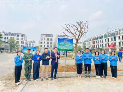 Các đồng chí lãnh đạo khánh thành Công trình thanh niên cấp tỉnh “Khuôn viên xanh” tại khu trung tâm hành chính tỉnh.