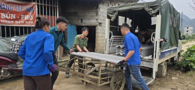 Lực lượng đoàn viên thanh niên, công an xã hỗ trợ nhân dân xã Trùng Khánh.