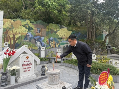 Đồng chí Phan Thăng An, Ủy viên Trung ương Đảng, Bí thư Tỉnh ủy, Chủ tịch HĐND tỉnh thắp hương tại Khu di tích lịch sử Kim Đồng, xã Trường Hà.