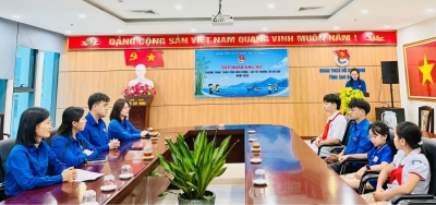 Ban Thường vụ Tỉnh Đoàn tiếp nhận kinh phí ủng hộ Chương trình “Chiếu trúc biên cương - Gửi yêu thương tới Hải đảo”.